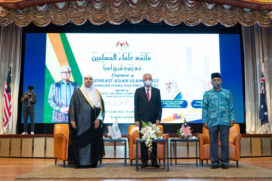 رئيس-وزراء-ماليزيا-وأمين-عام-رابطة-العالم-الإسلامى-ووزير-الشؤون-الدينية-خلال-انطلاقة-أعمال-المؤتمر