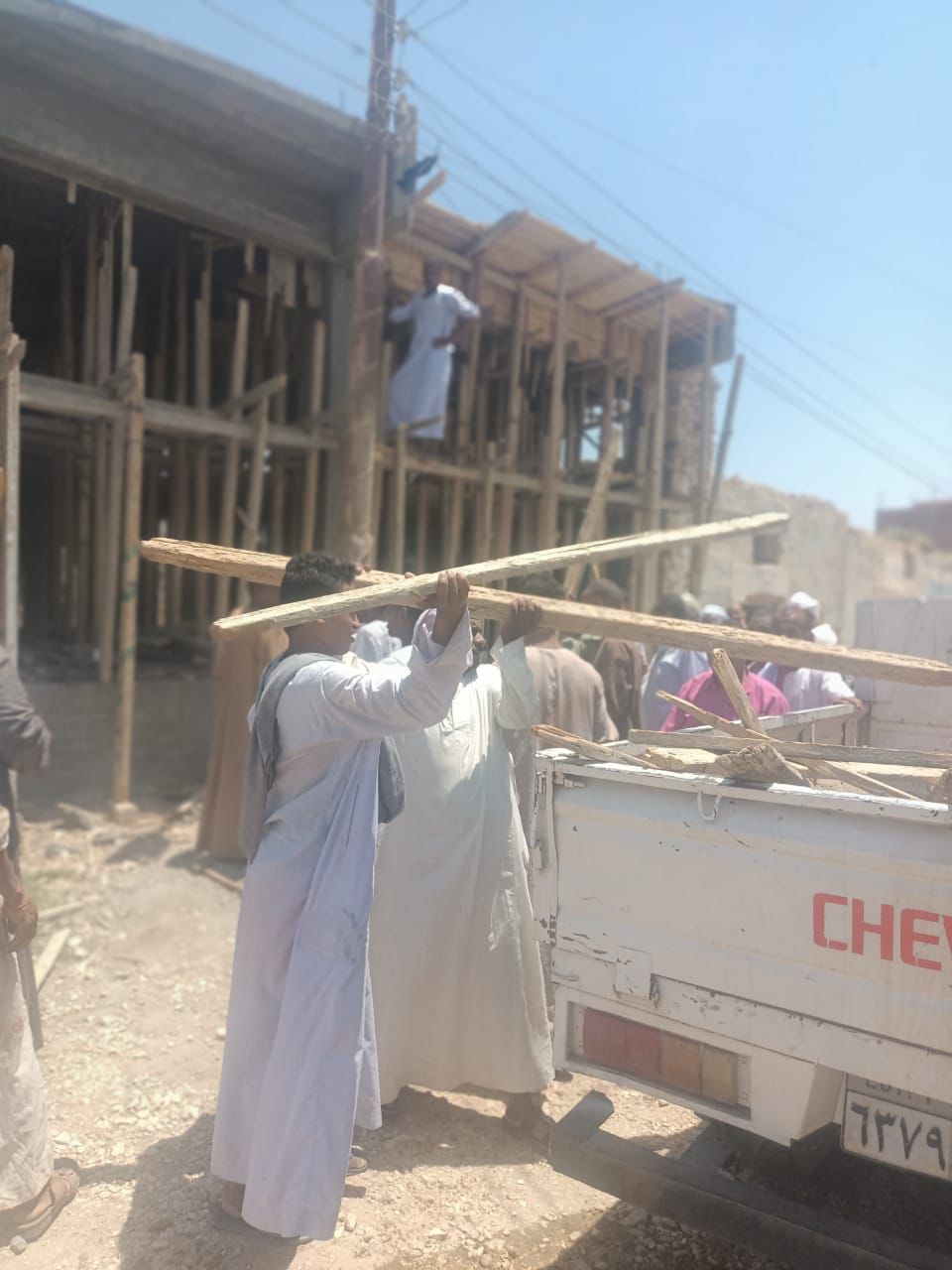 إيقاف أعمال بناء مخالف فى مدن إسنا والزينية خلال أيام العيد (3)