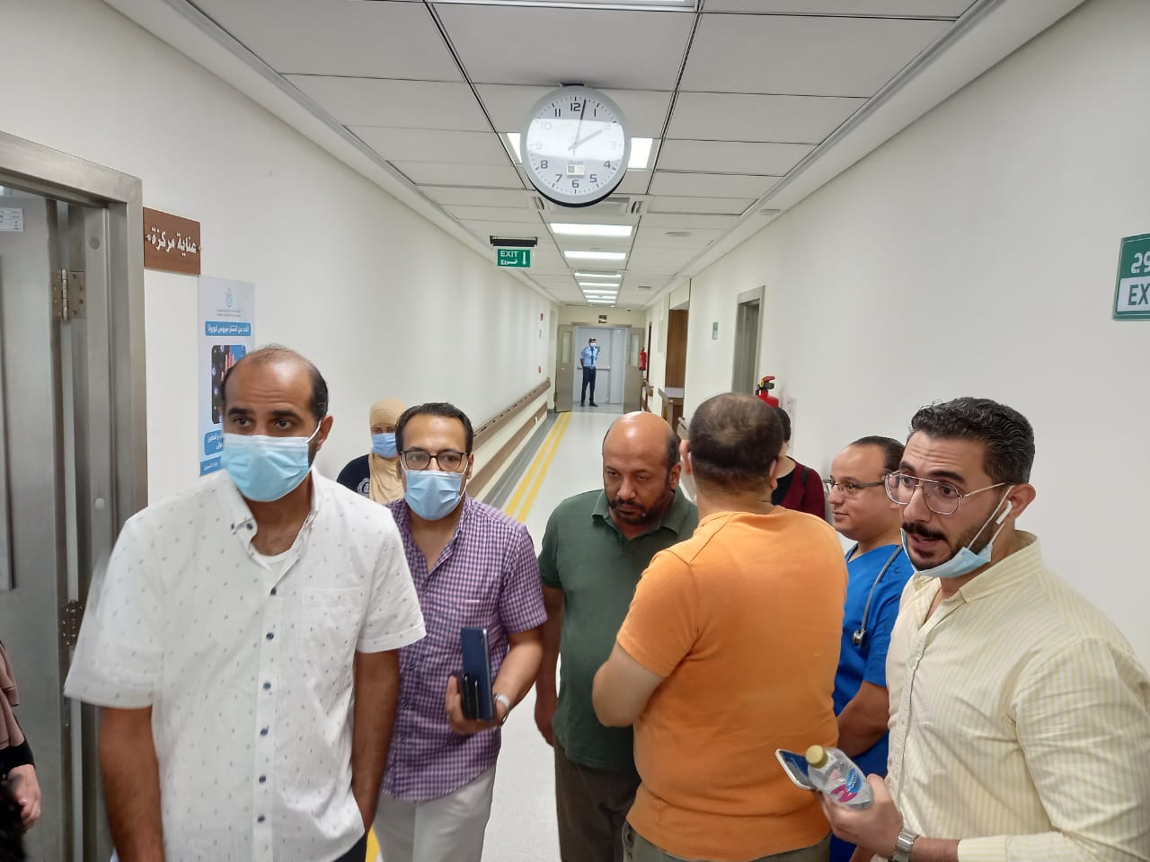 الدكتور أحمد البرعى مدير فرع الهيئة العامة للرعاية الصحية بالإسماعيلية يتفقد عمل الأطباء بالمستشفيات (2)