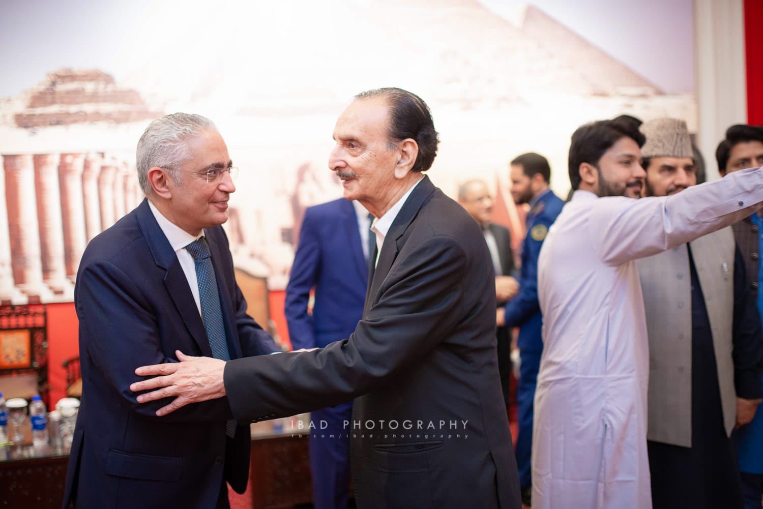 سفير مصر لدى باكستان يصافح قطب حزب الرابطة ووزير الاعلام الباكستاني ورئيس مجلس الشيوخ السابق