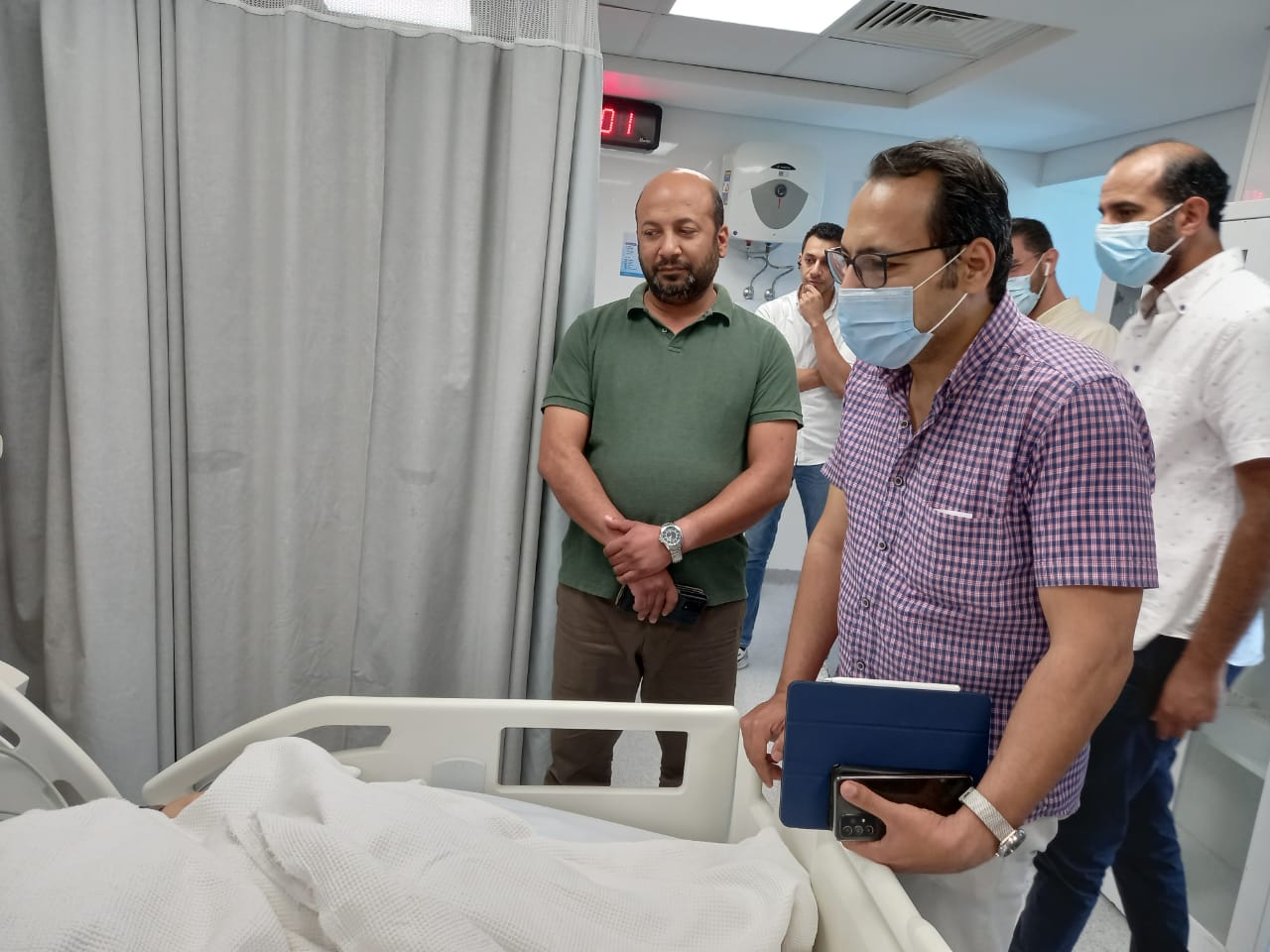 الدكتور أحمد البرعى مدير فرع الهيئة العامة للرعاية الصحية بالإسماعيلية يتفقد عمل الأطباء بالمستشفيات (7)