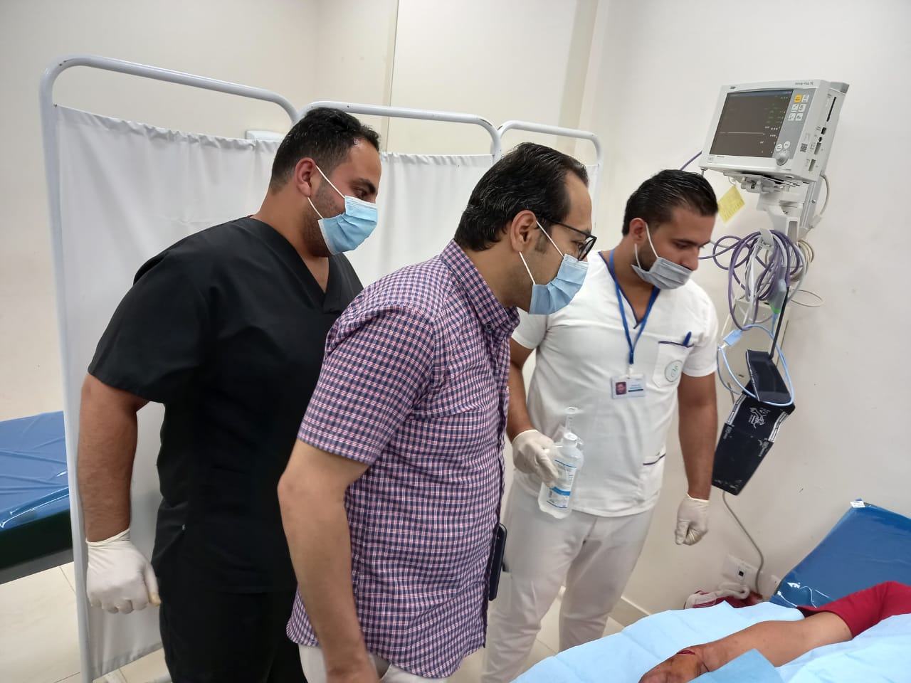 الدكتور أحمد البرعى مدير فرع الهيئة العامة للرعاية الصحية بالإسماعيلية يتفقد عمل الأطباء بالمستشفيات (10)