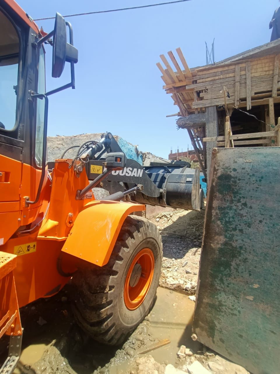 إيقاف أعمال بناء مخالف فى مدن إسنا والزينية خلال أيام العيد (4)