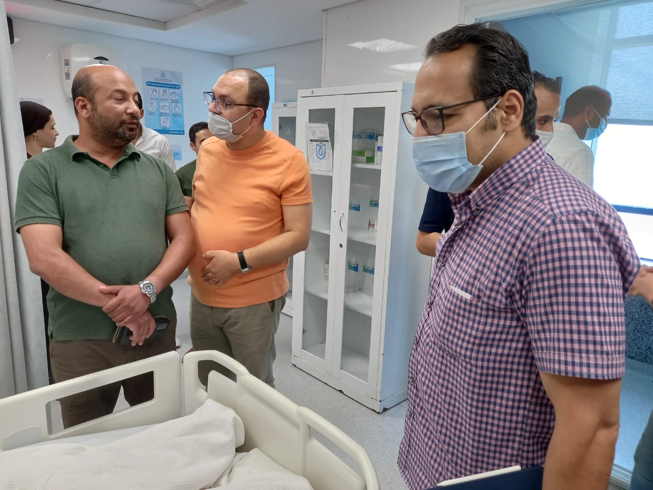 الدكتور أحمد البرعى مدير فرع الهيئة العامة للرعاية الصحية بالإسماعيلية يتفقد عمل الأطباء بالمستشفيات (3)
