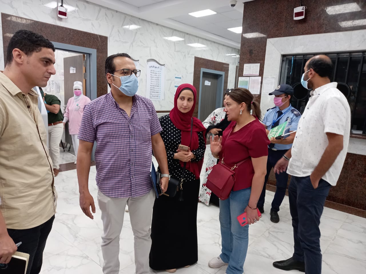 الدكتور أحمد البرعى مدير فرع الهيئة العامة للرعاية الصحية بالإسماعيلية يتفقد عمل الأطباء بالمستشفيات (1)