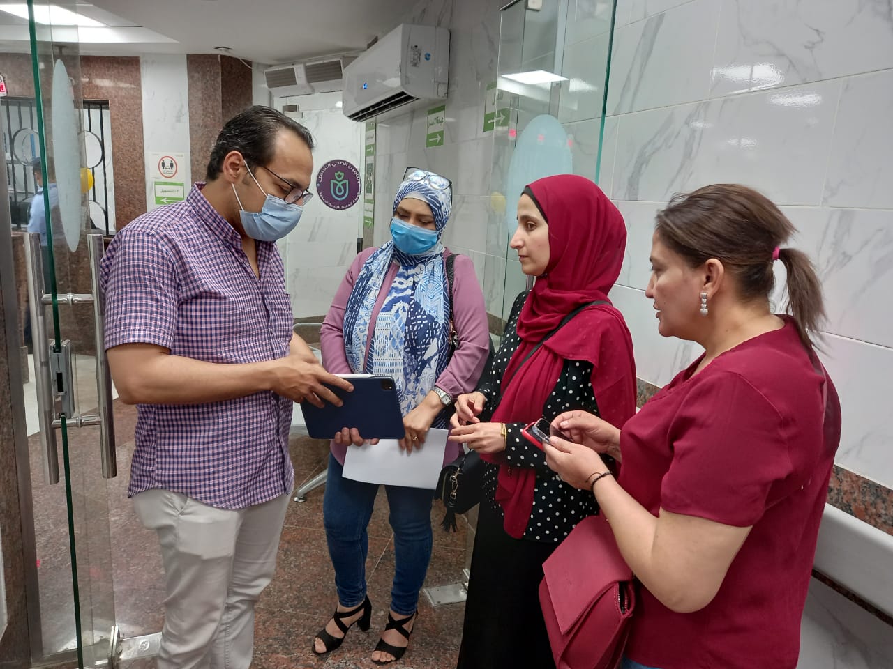 الدكتور أحمد البرعى مدير فرع الهيئة العامة للرعاية الصحية بالإسماعيلية يتفقد عمل الأطباء بالمستشفيات (8)