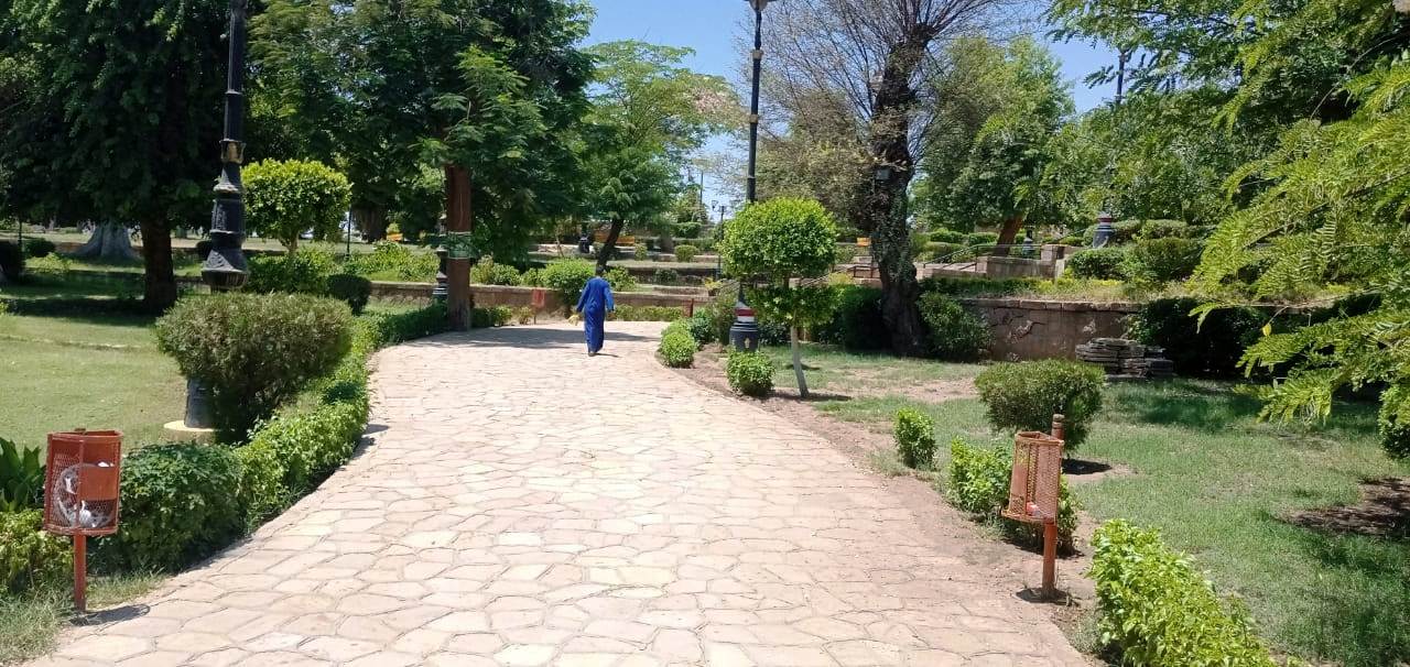 سكرتير عام محافظة أسوان تتفقد 8 حدائق ومتنزهات عامة خلال العيد (2)