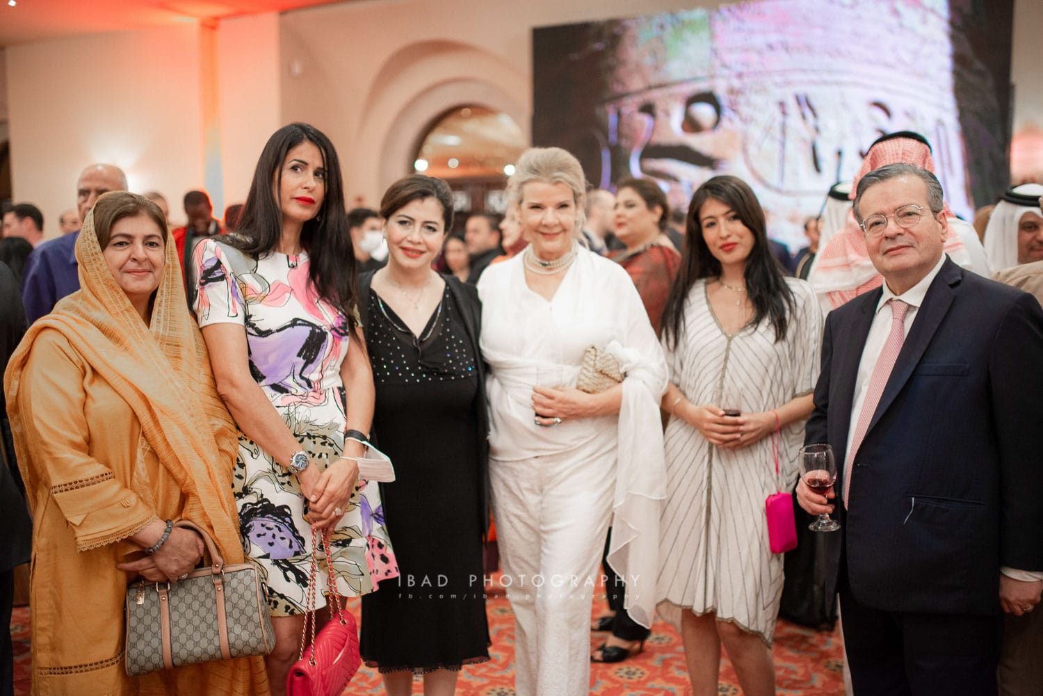 حرم السفير المصري لدى باكستان رفقة الحضور في احتفالية العيد الوطني