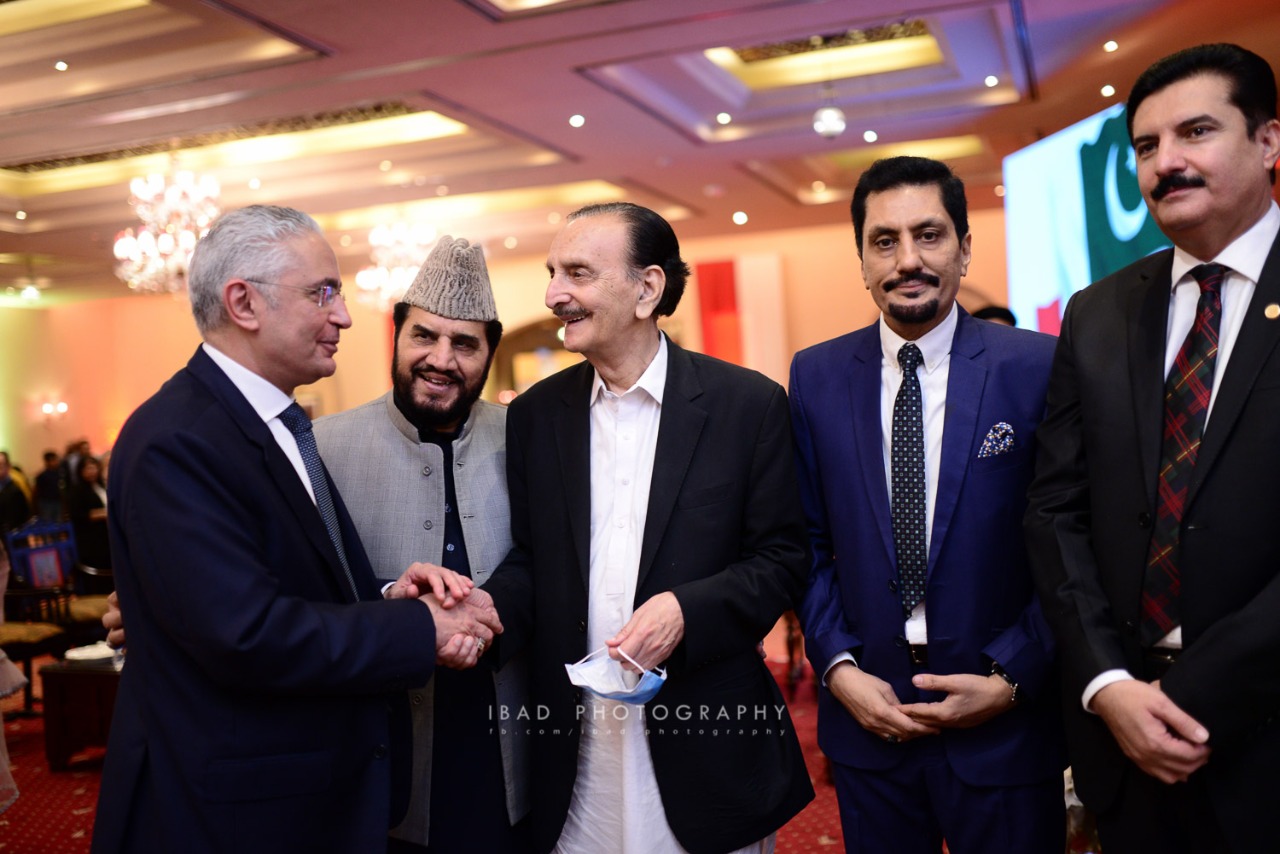 سفير مصر لدى باكستان مع جانب من المسؤولين الباكستانيين