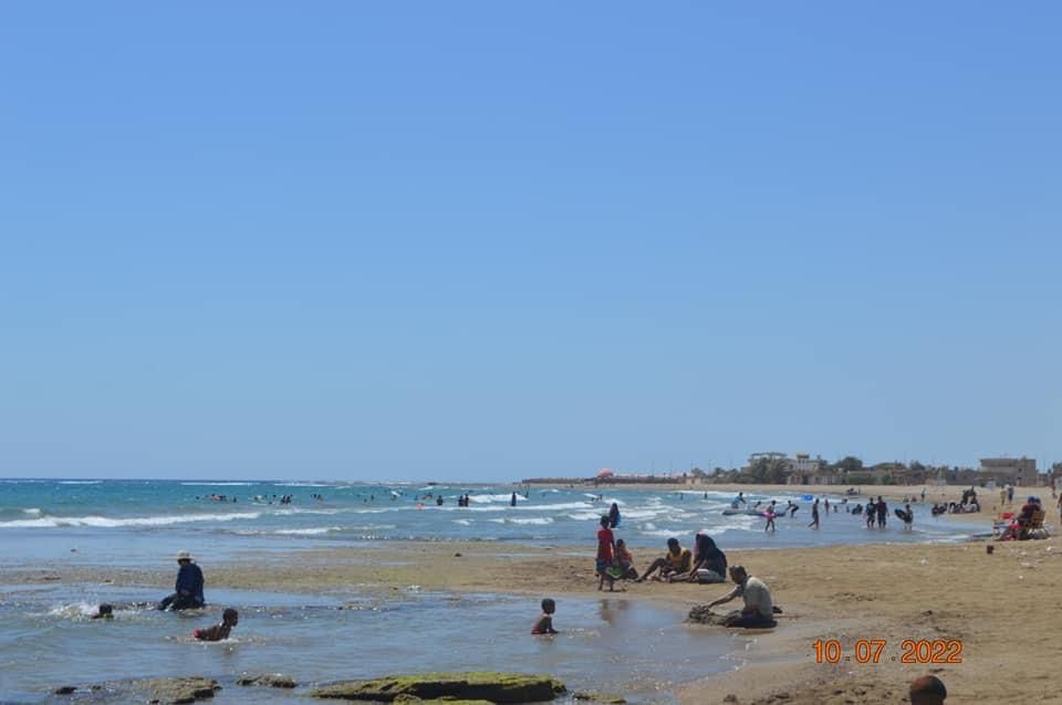 المواطنين يقضون إجازة العيد على الشاطىء