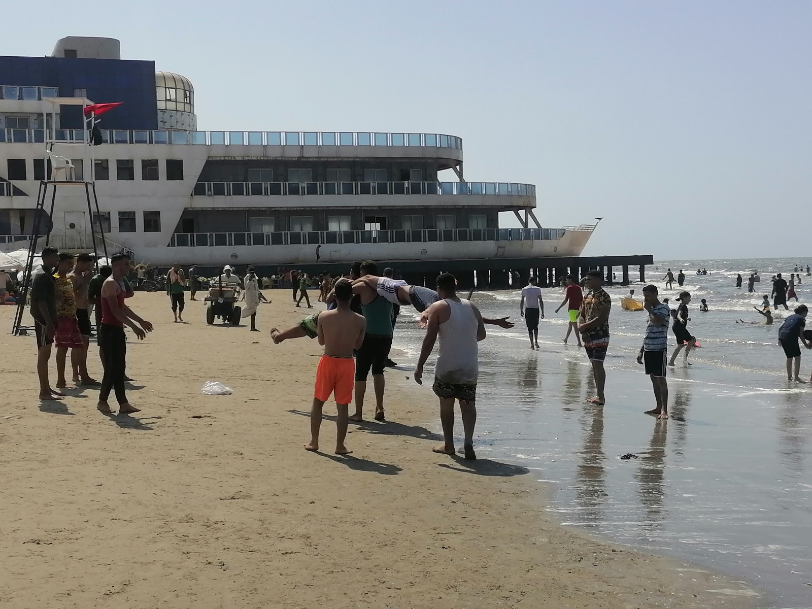 لعب الشباب على شاطئ بورسعيد