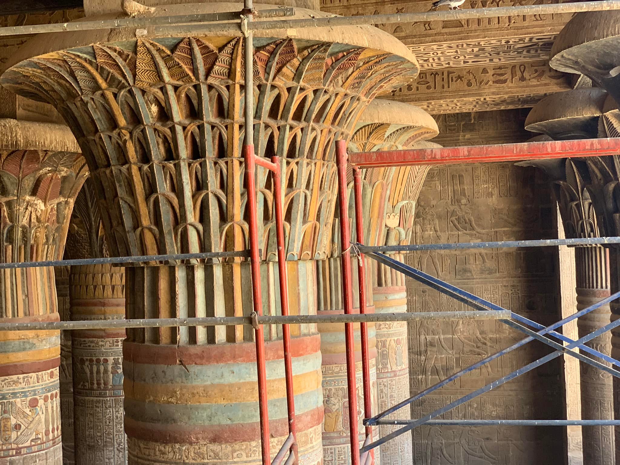 شاهد روعة جدران معبد إسنا وظهور الرسومات البديعة  (11)