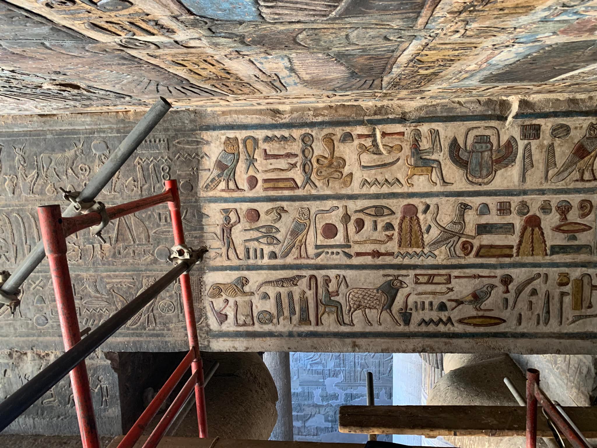 شاهد روعة جدران معبد إسنا وظهور الرسومات البديعة  (3)