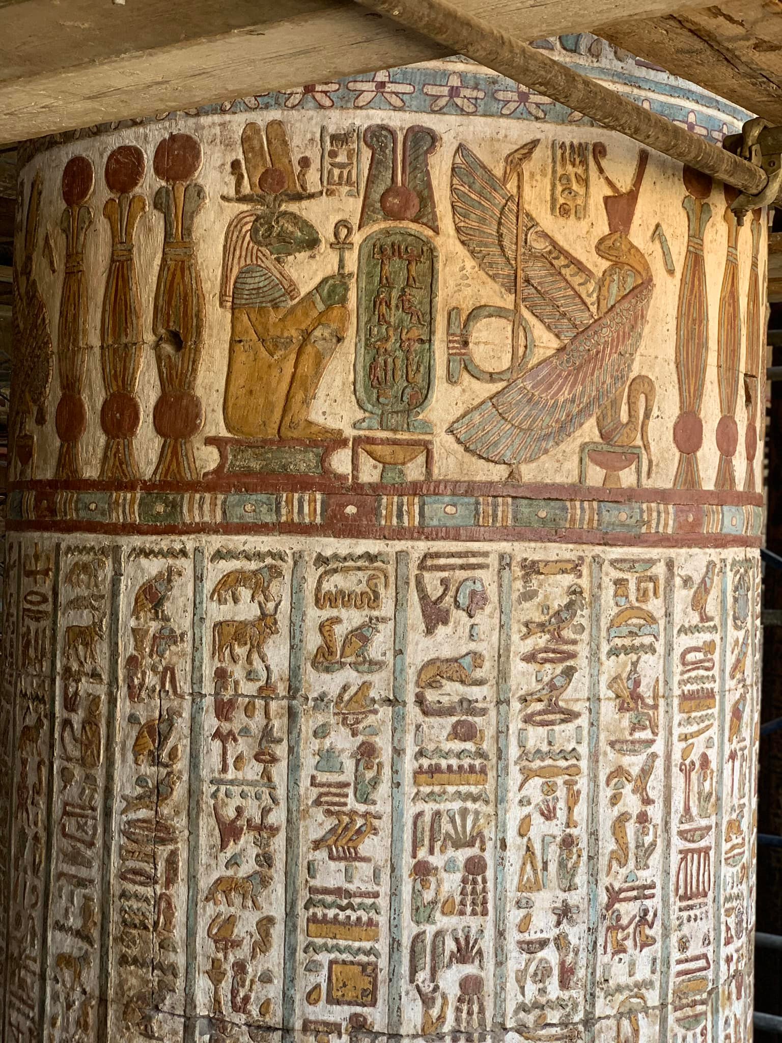 شاهد روعة جدران معبد إسنا وظهور الرسومات البديعة  (13)