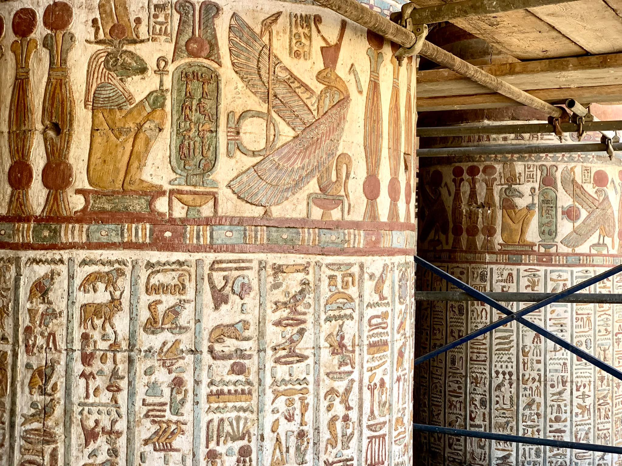 شاهد روعة جدران معبد إسنا وظهور الرسومات البديعة  (12)