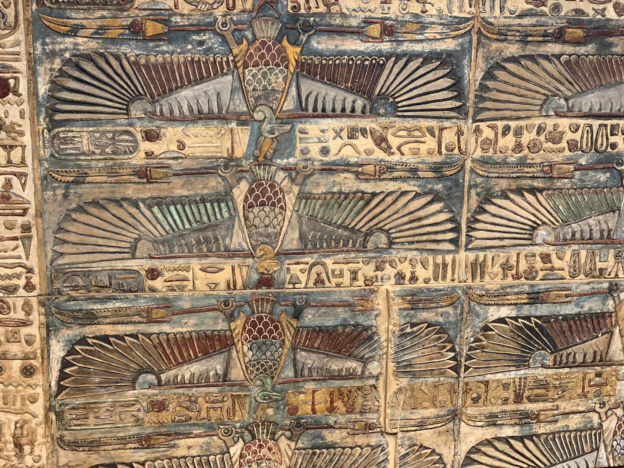 شاهد روعة جدران معبد إسنا وظهور الرسومات البديعة  (9)