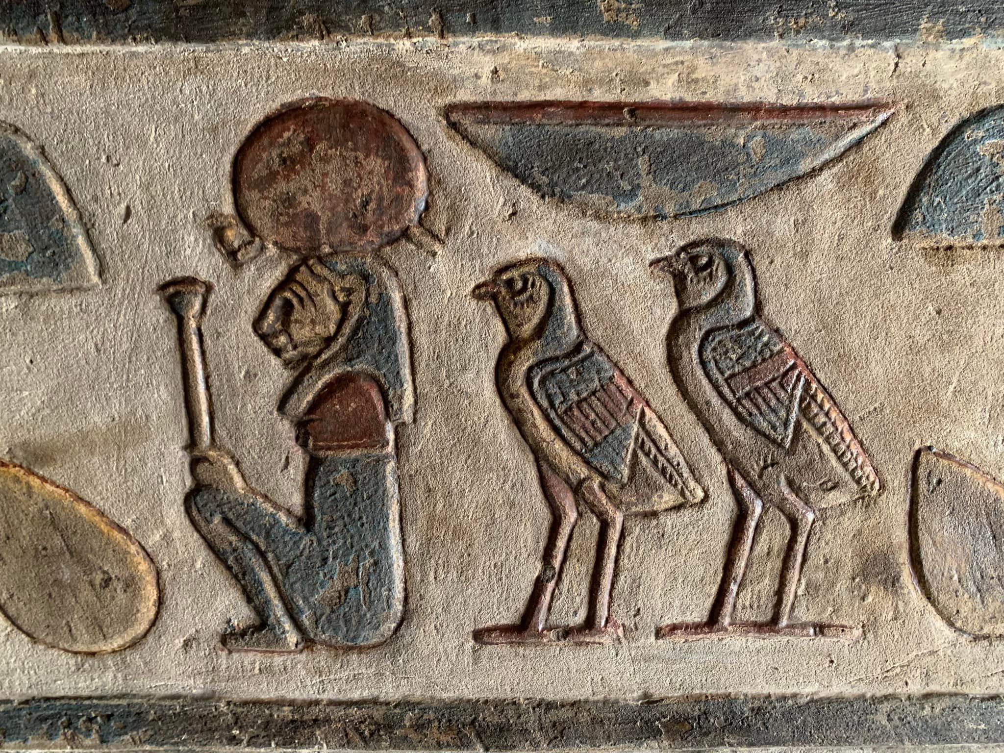 شاهد روعة جدران معبد إسنا وظهور الرسومات البديعة  (4)