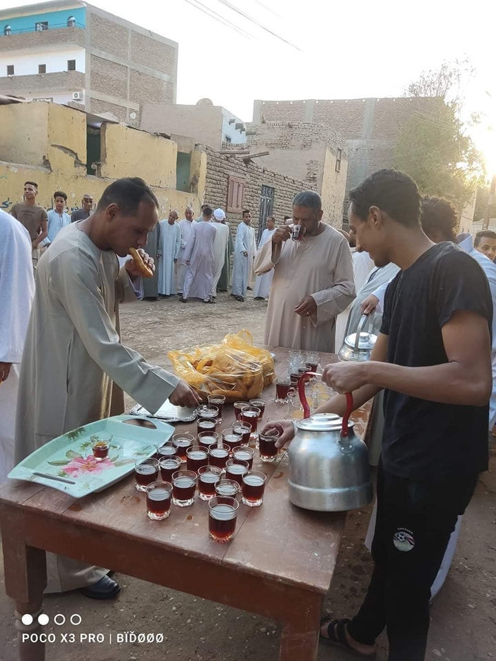 طقوس أهل قرية الرزيقات فى العيد السلام والإفطار وتناول الشاي مع الجميع (3)