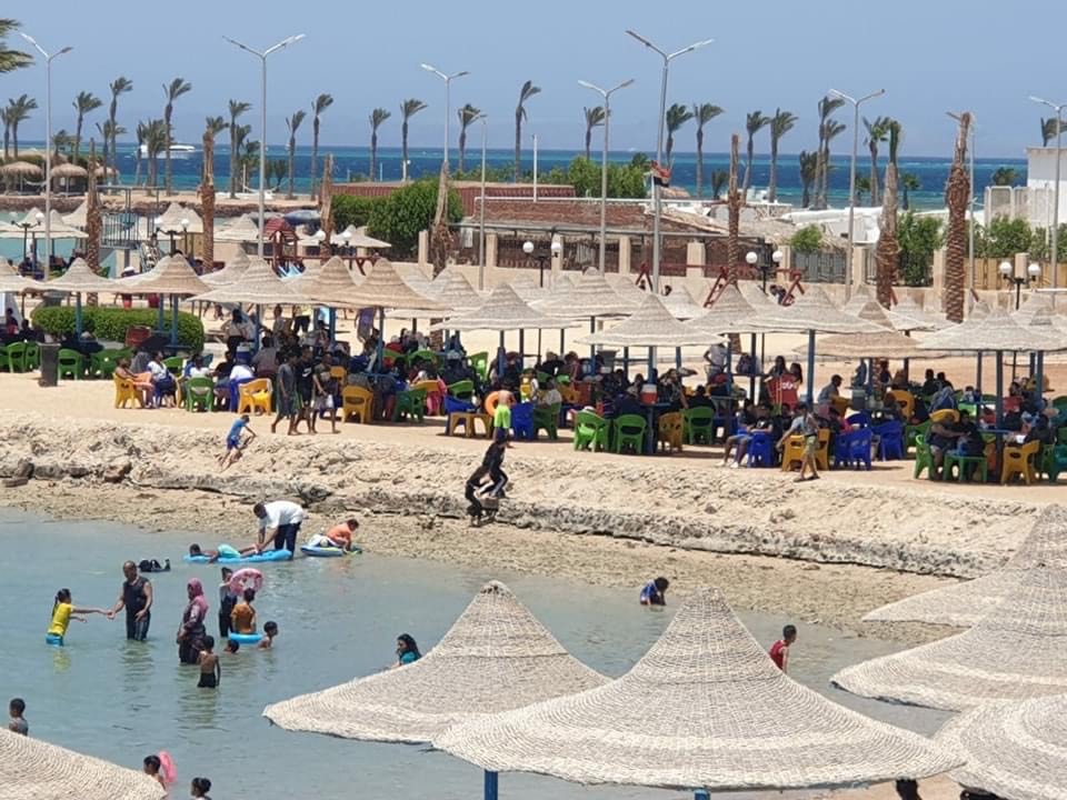 اقبال المواطنين علي شاطئ النادي الاجتماعي بالغردقة