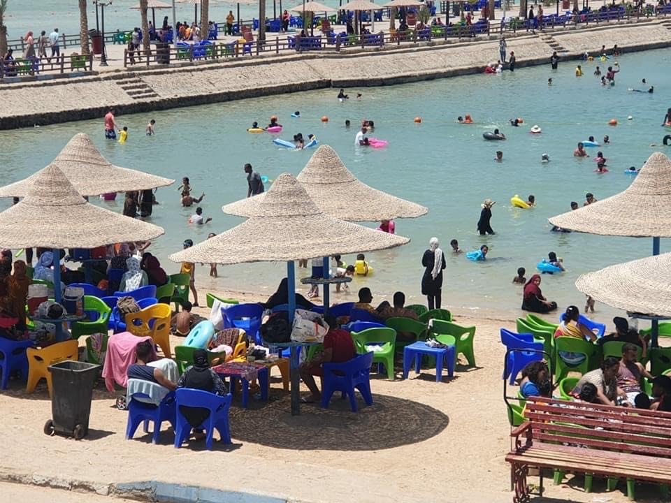 المواطنين علي الشواطئ في ثالث ايام العيد
