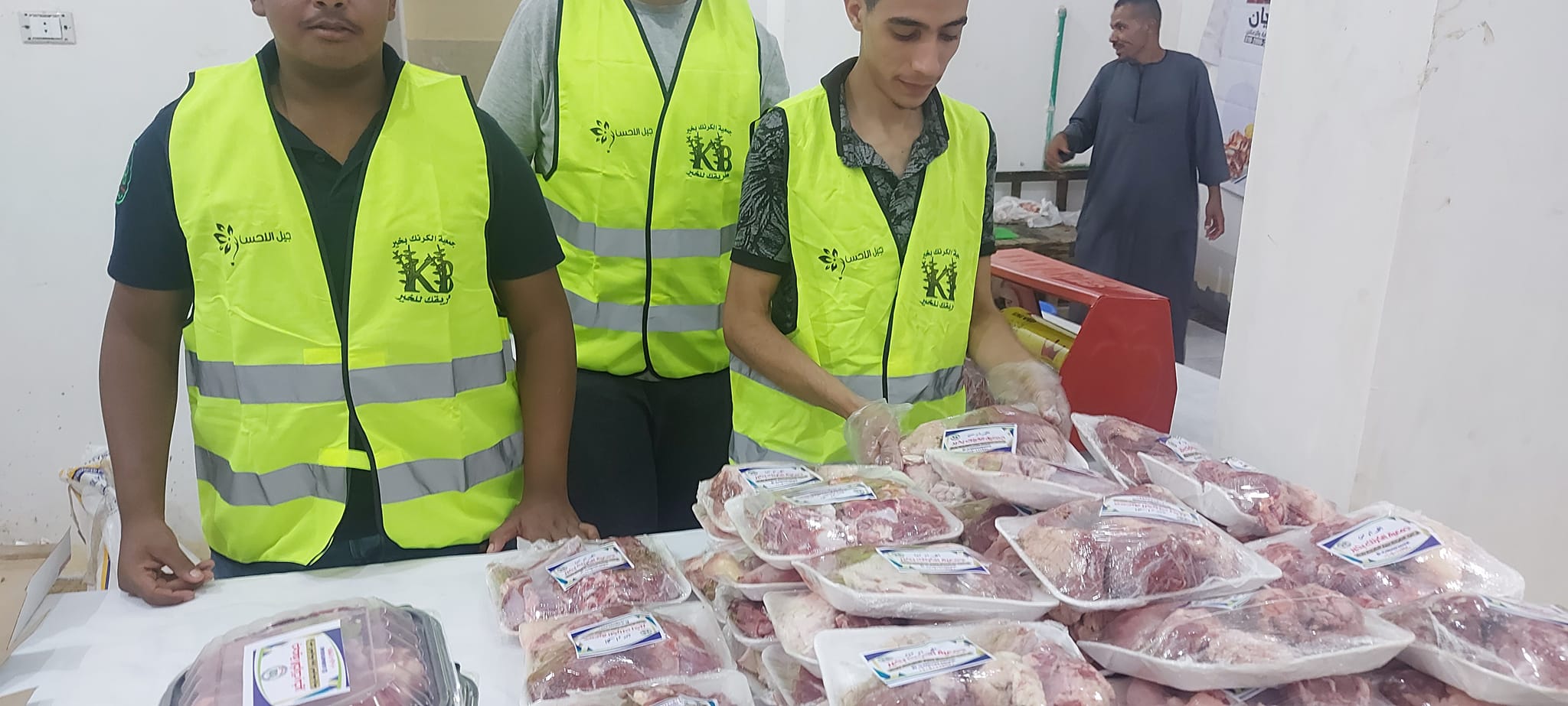 الشباب خلال تجهيز اللحوم لتوزيعها بالأقصر