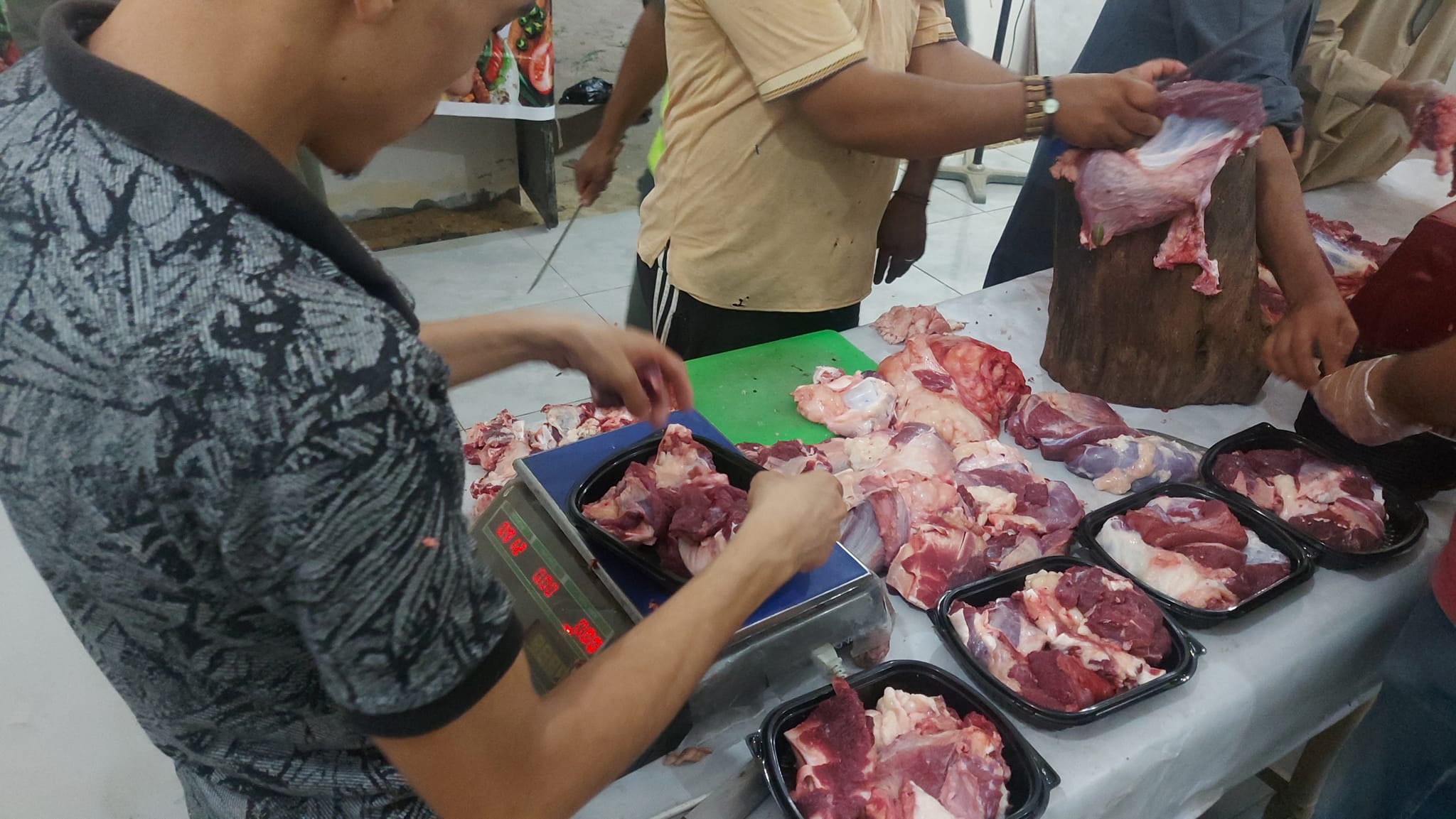 وزن اللحوم لوضعها بأطباق قبل التوزيع