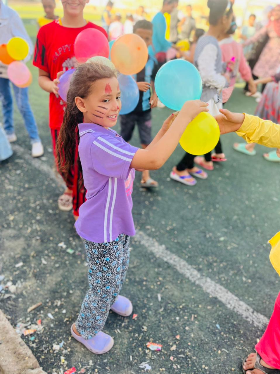 توزيع البالونات على الاطفال