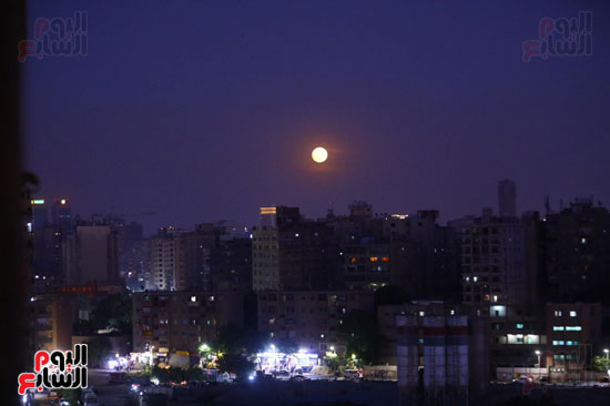 البدر العملاق يزين سماء القاهرة