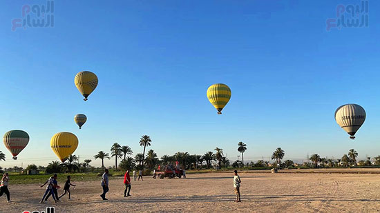 السياح-المصريين-والأجانب-فى-أرض-مطار-البالون