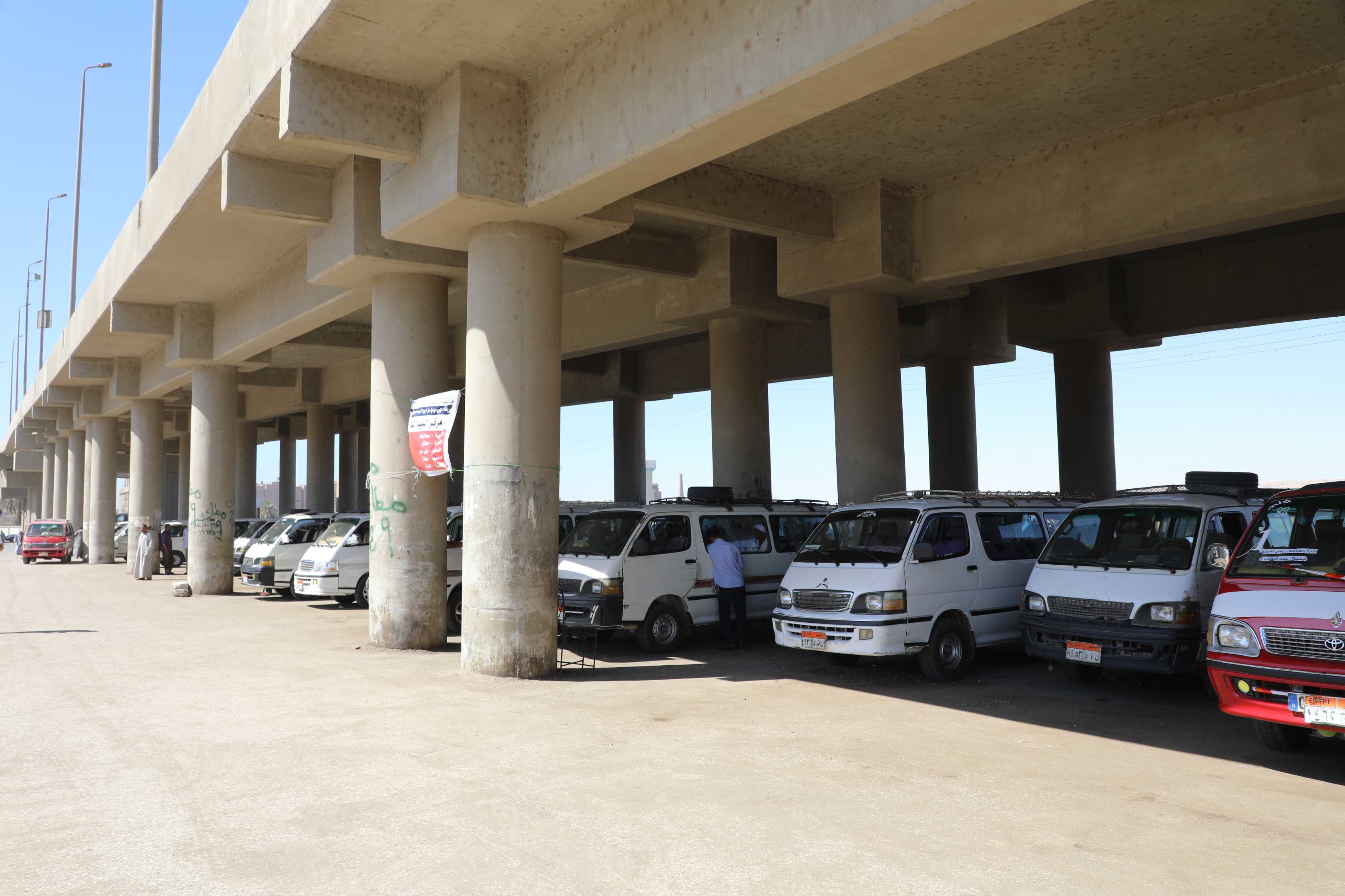 محافظ المنيا يتابع انتظام العمل بمواقف السيارات (11)