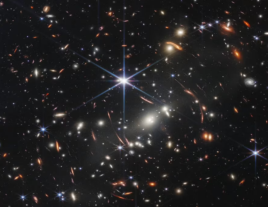 أول صورة للتلسكوب لعنقود مجرات