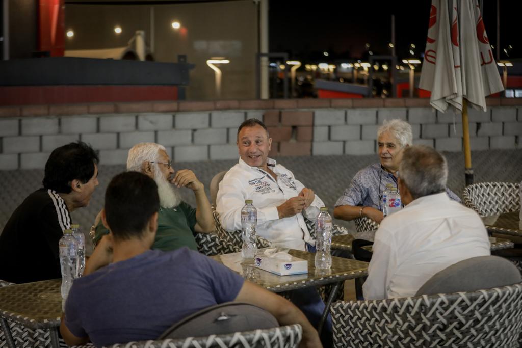 جلسة ودية تجمع رئيس الاهلي بجيل السبعينات في الاهلي (1)