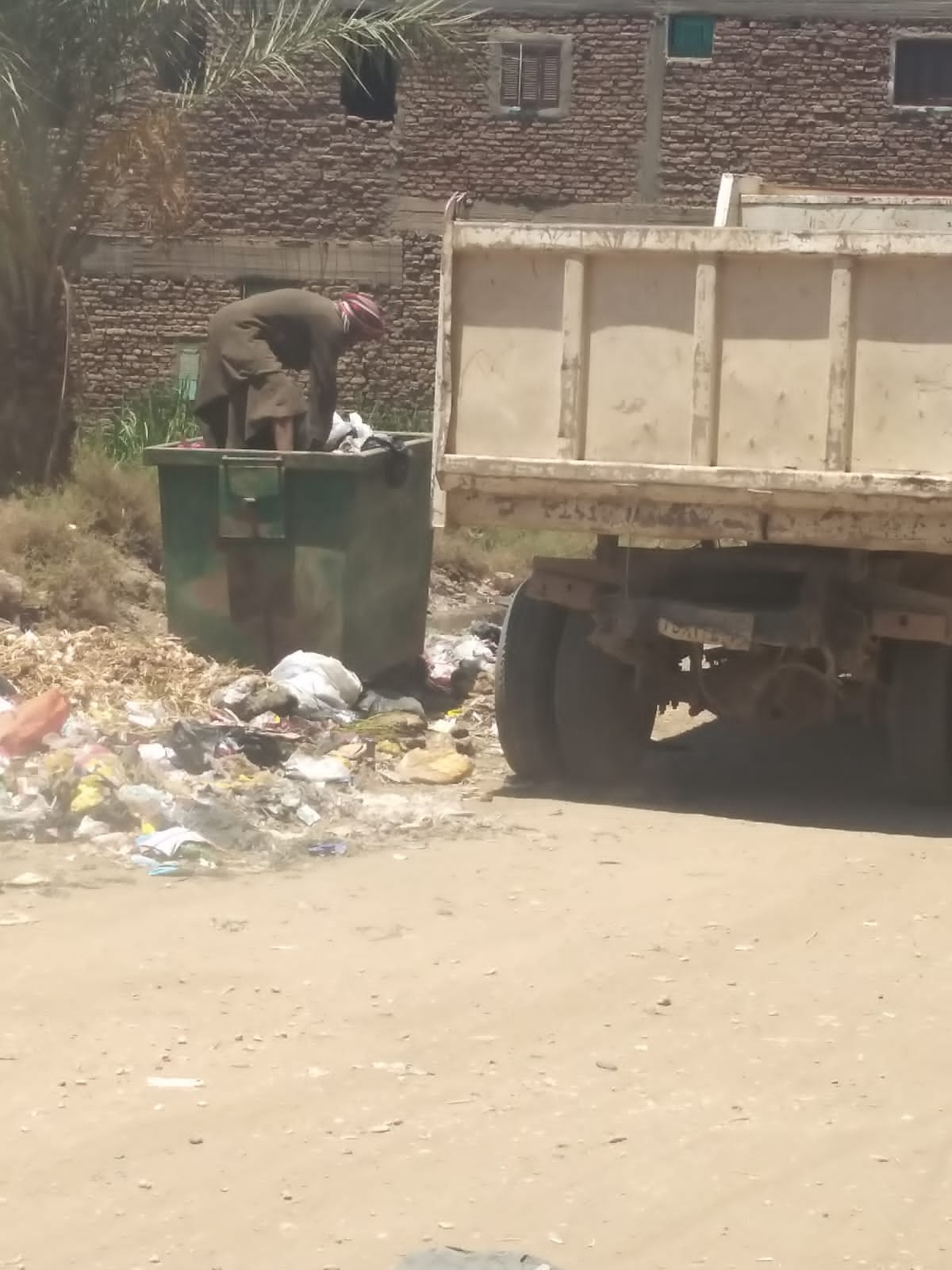 رفع 20 طن قمامة ومخلفات وإصلاح عطل محول بقرى مدينة الزينية  (3)