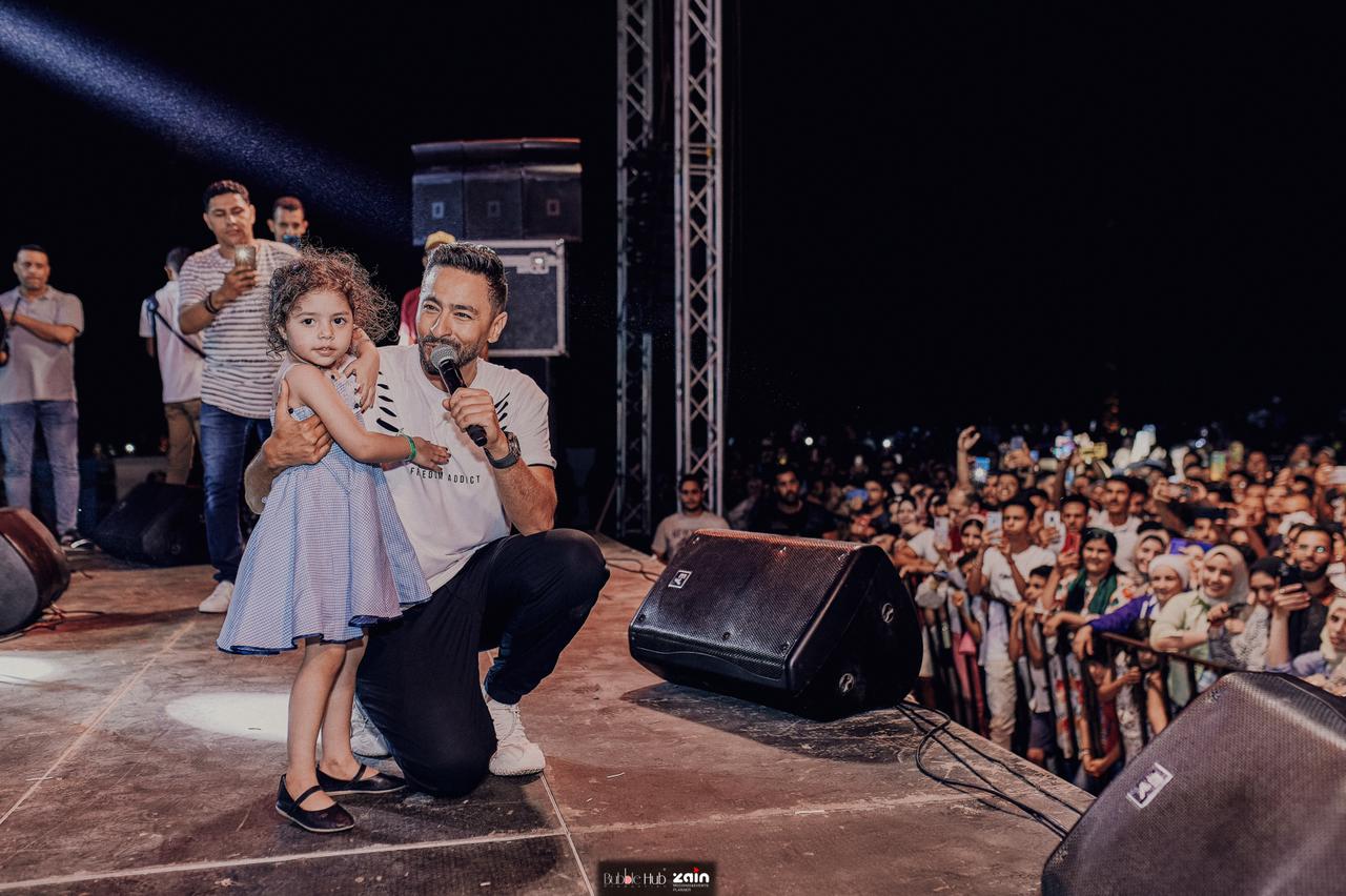 حمادة هلال مع طفلة من جمهور الحفل