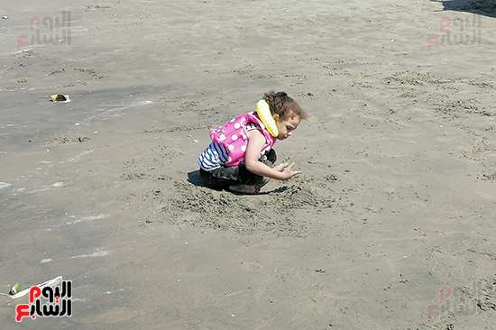 طفلة-تلعب-بالمياه