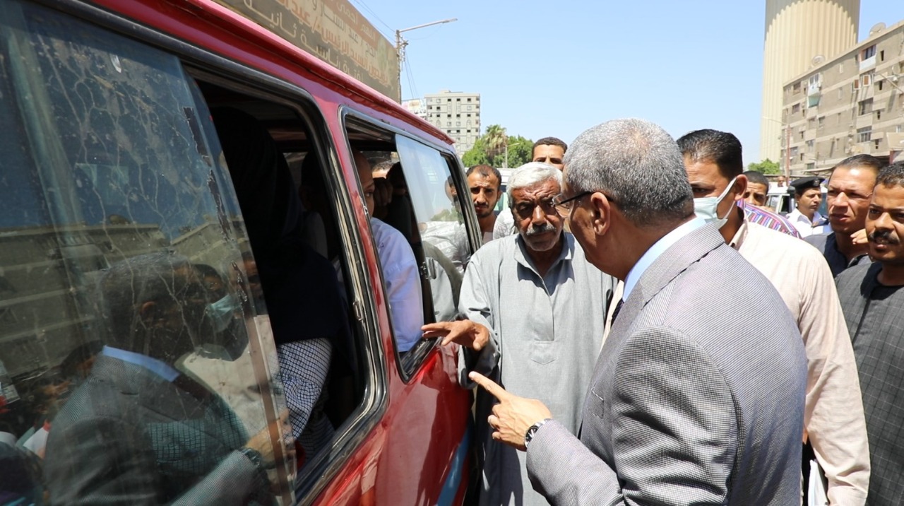 محافظ المنيا يتابع انتظام العمل بمواقف السيارات (8)