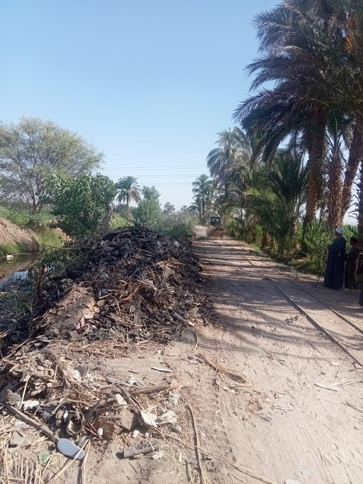 رفع 20 طن قمامة ومخلفات وإصلاح عطل محول بقرى مدينة الزينية  (1)