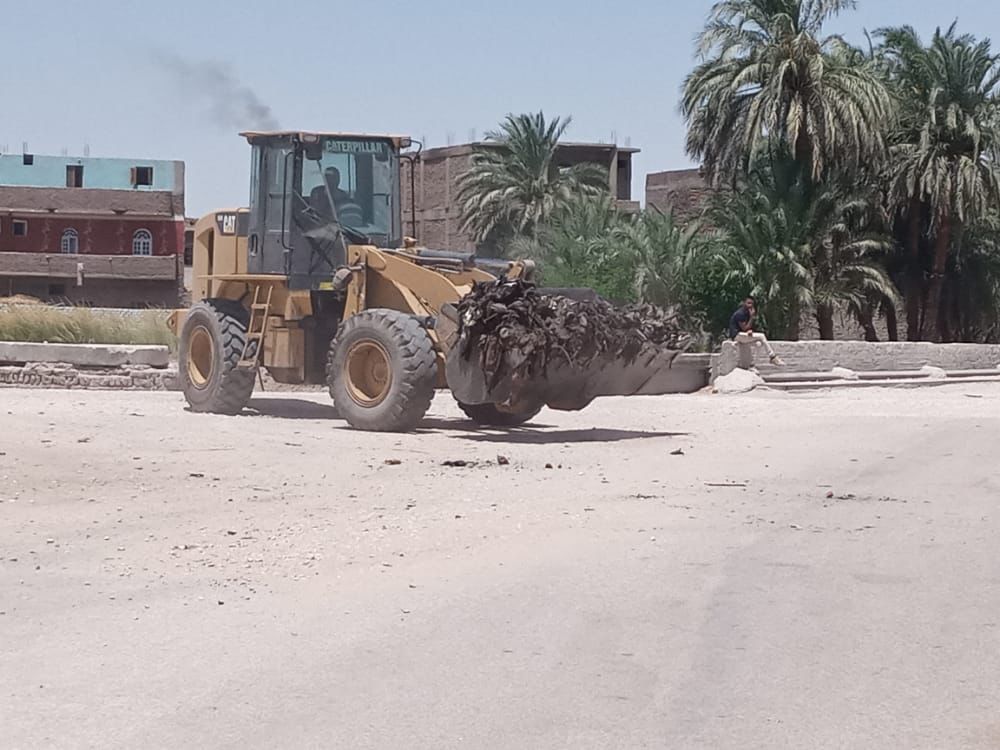 مدينة القرنة ترفع 77 طن قمامة فى حملات نظافة داخل 3 قرى (3)