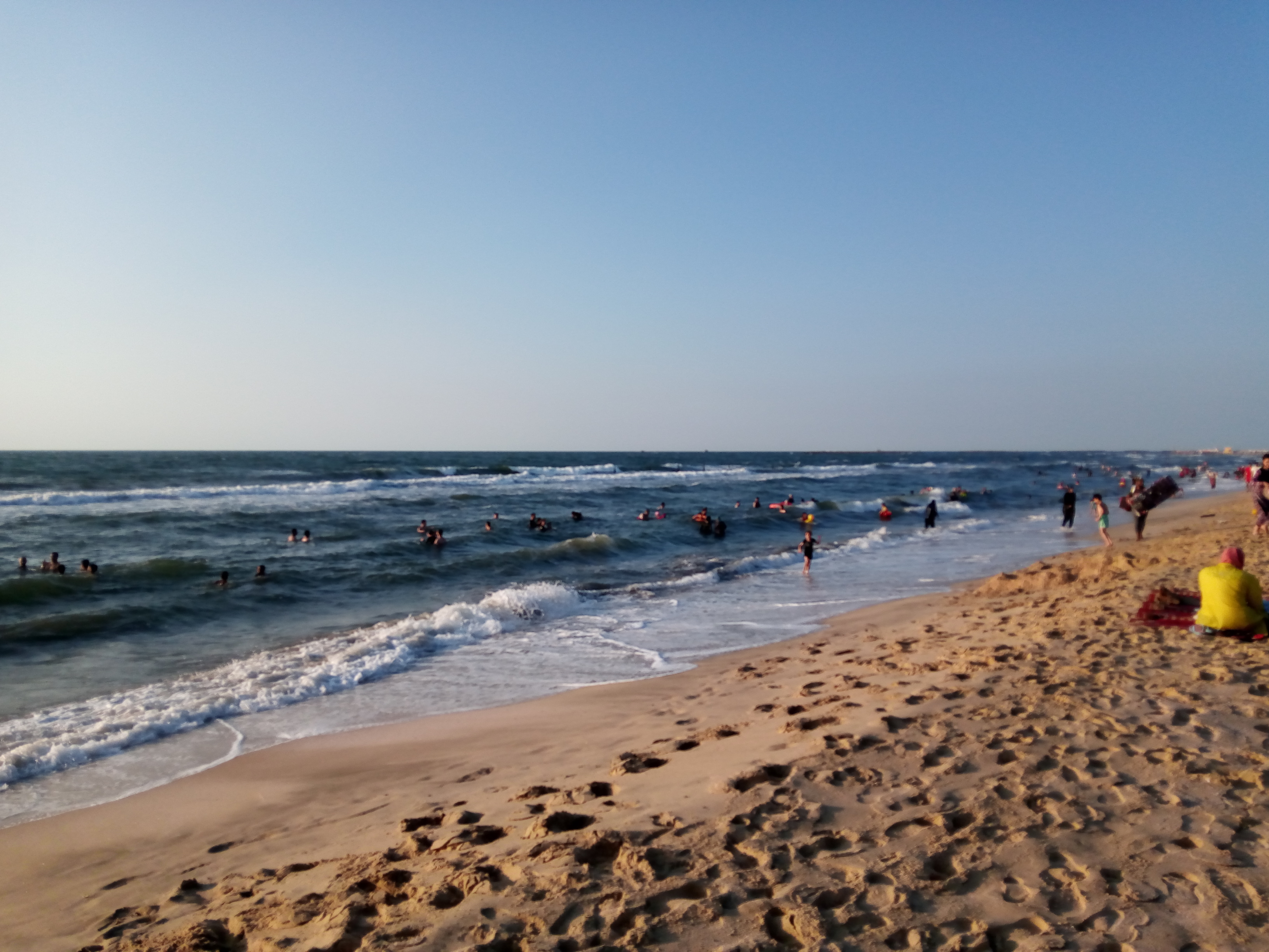 إقبال المصيفين على شواطئ رأس البر (1)