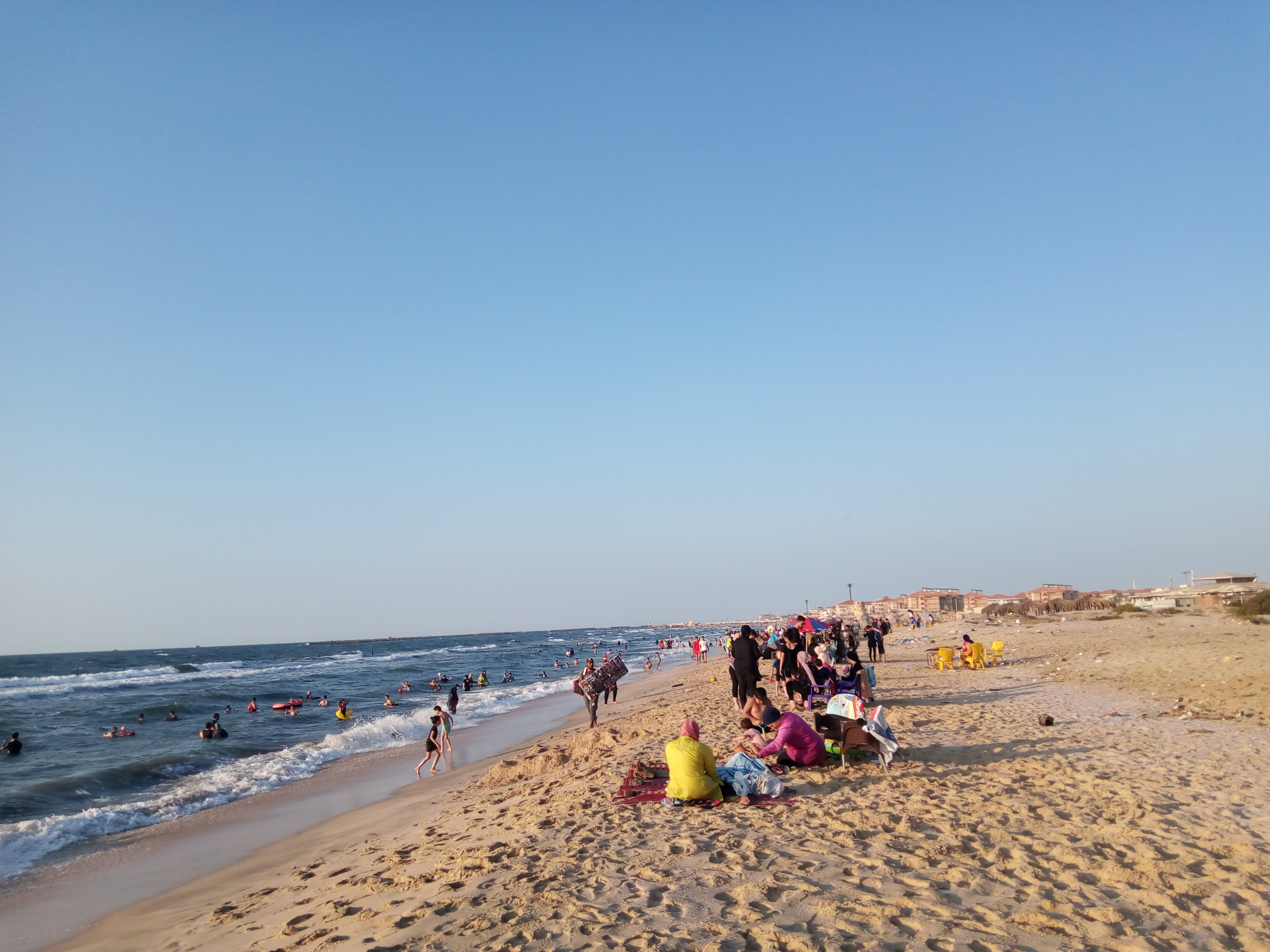 إقبال المصيفين على شواطئ رأس البر (2)