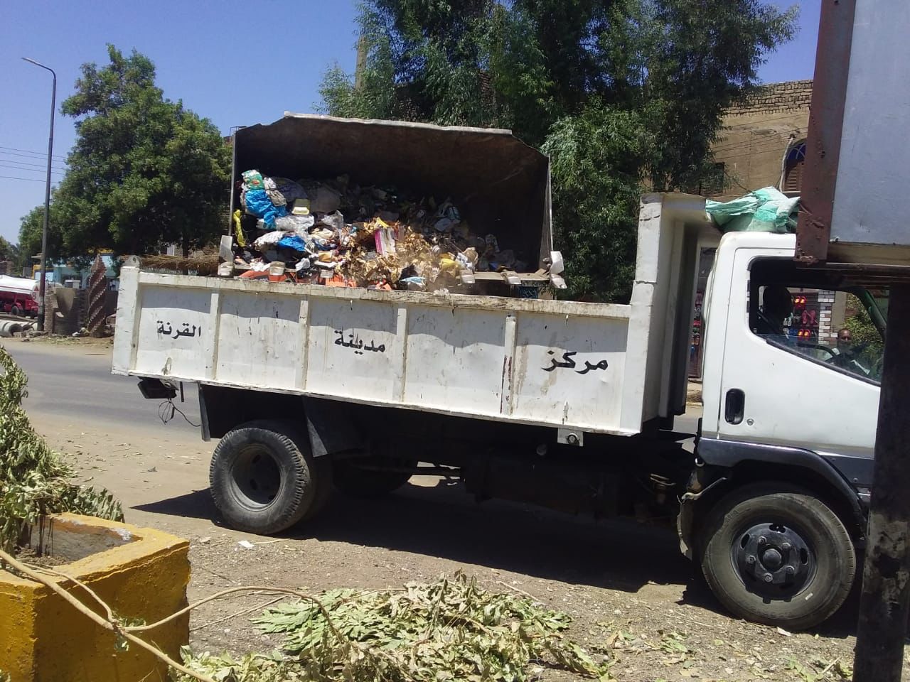 مدينة القرنة ترفع 77 طن قمامة فى حملات نظافة داخل 3 قرى (1)