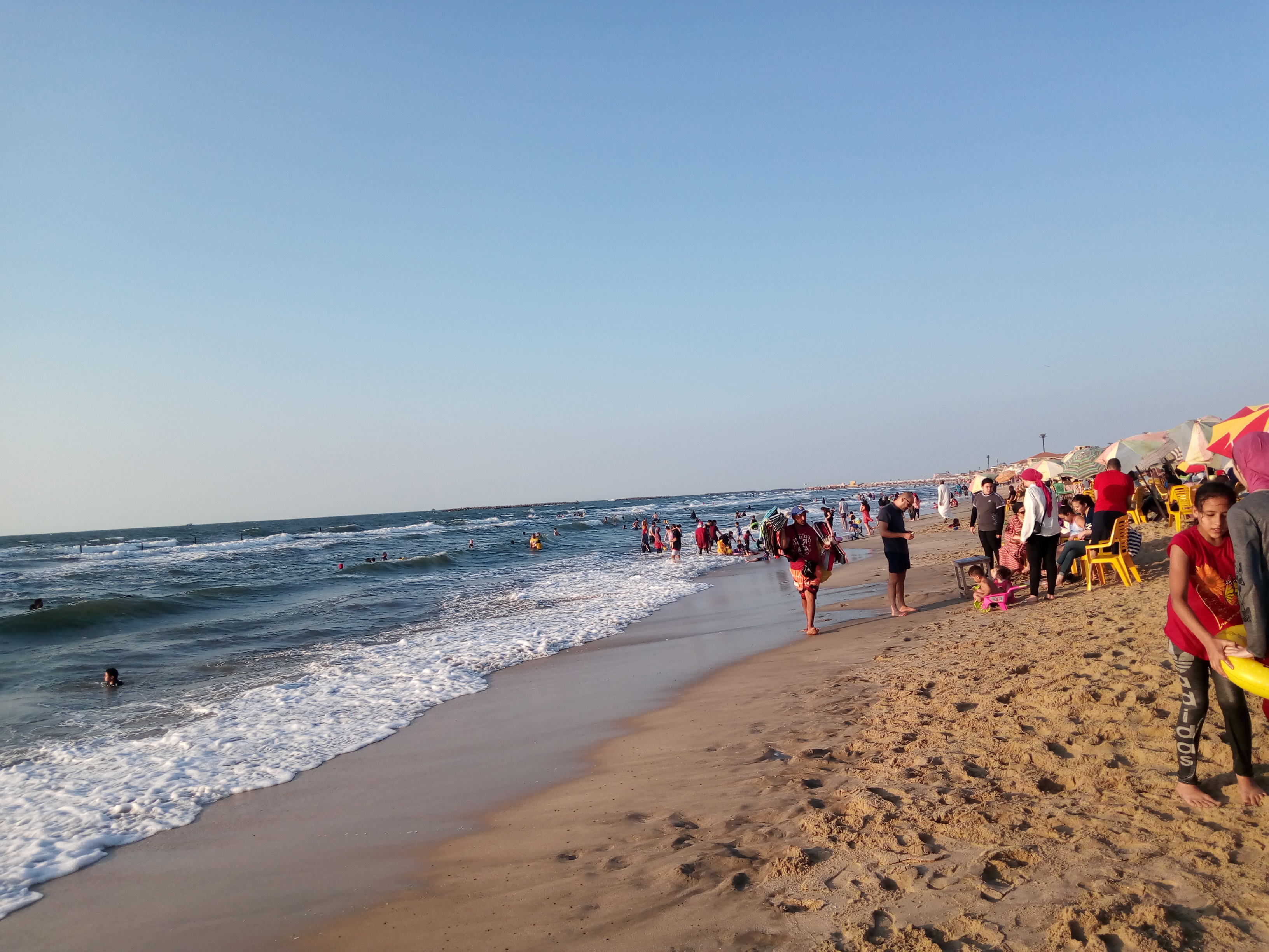 إقبال المصيفين على شواطئ رأس البر (3)