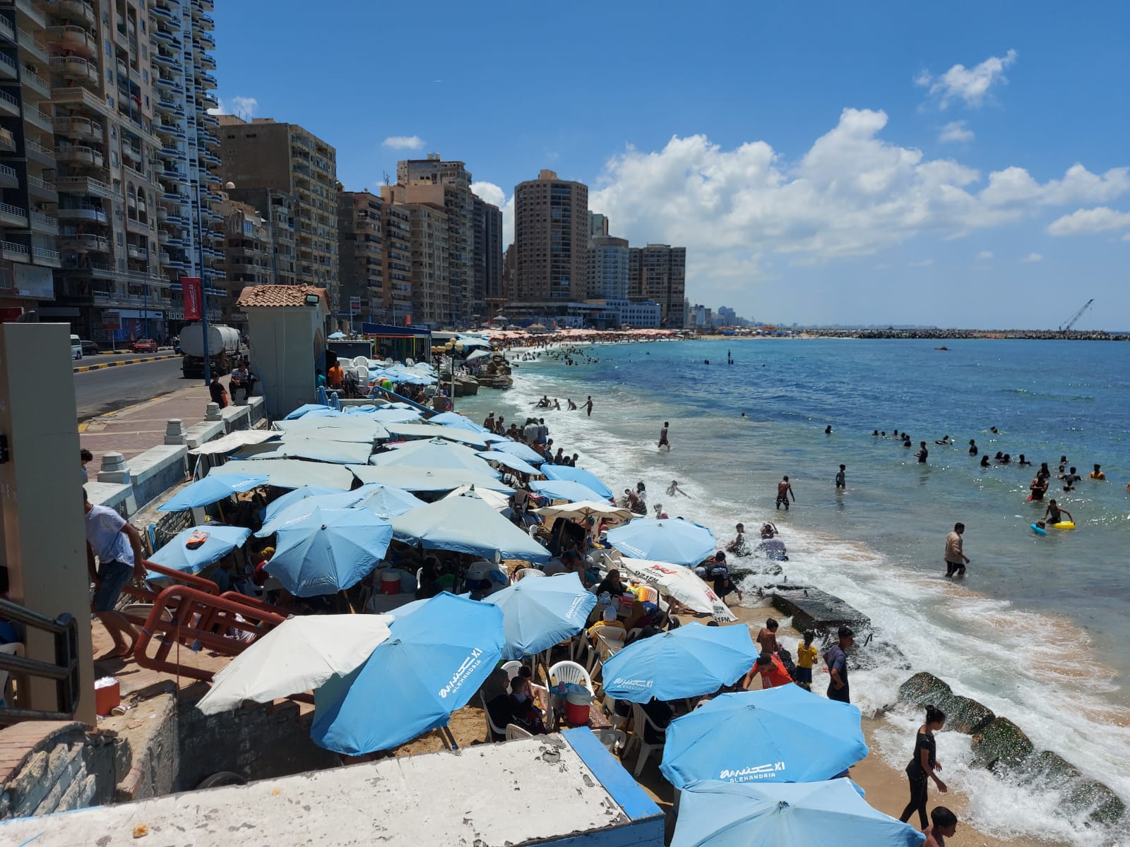 انتهاء النوة الصيفية على شواطئ الإسكندرية (3)