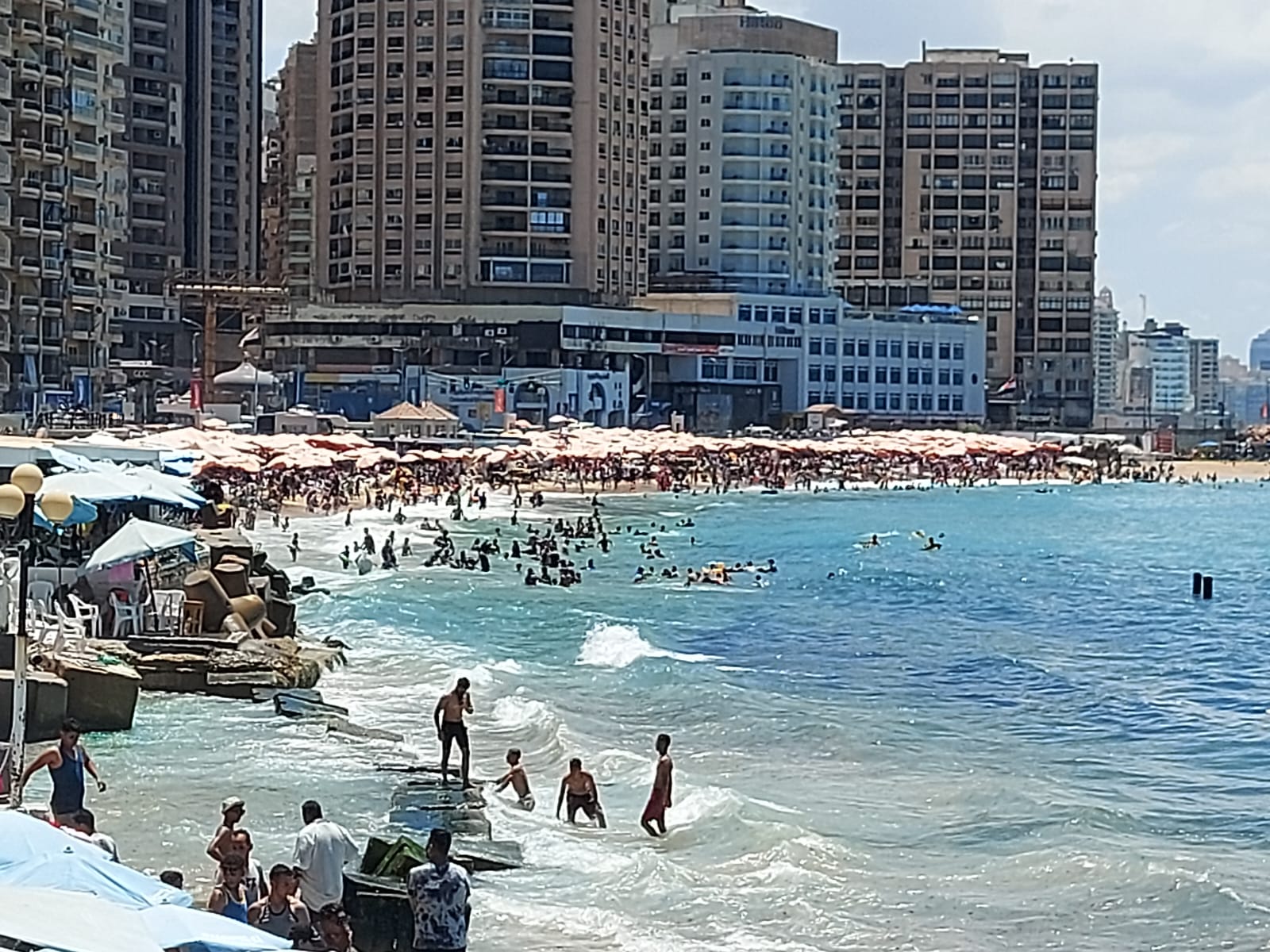 انتهاء النوة الصيفية على شواطئ الإسكندرية (2)