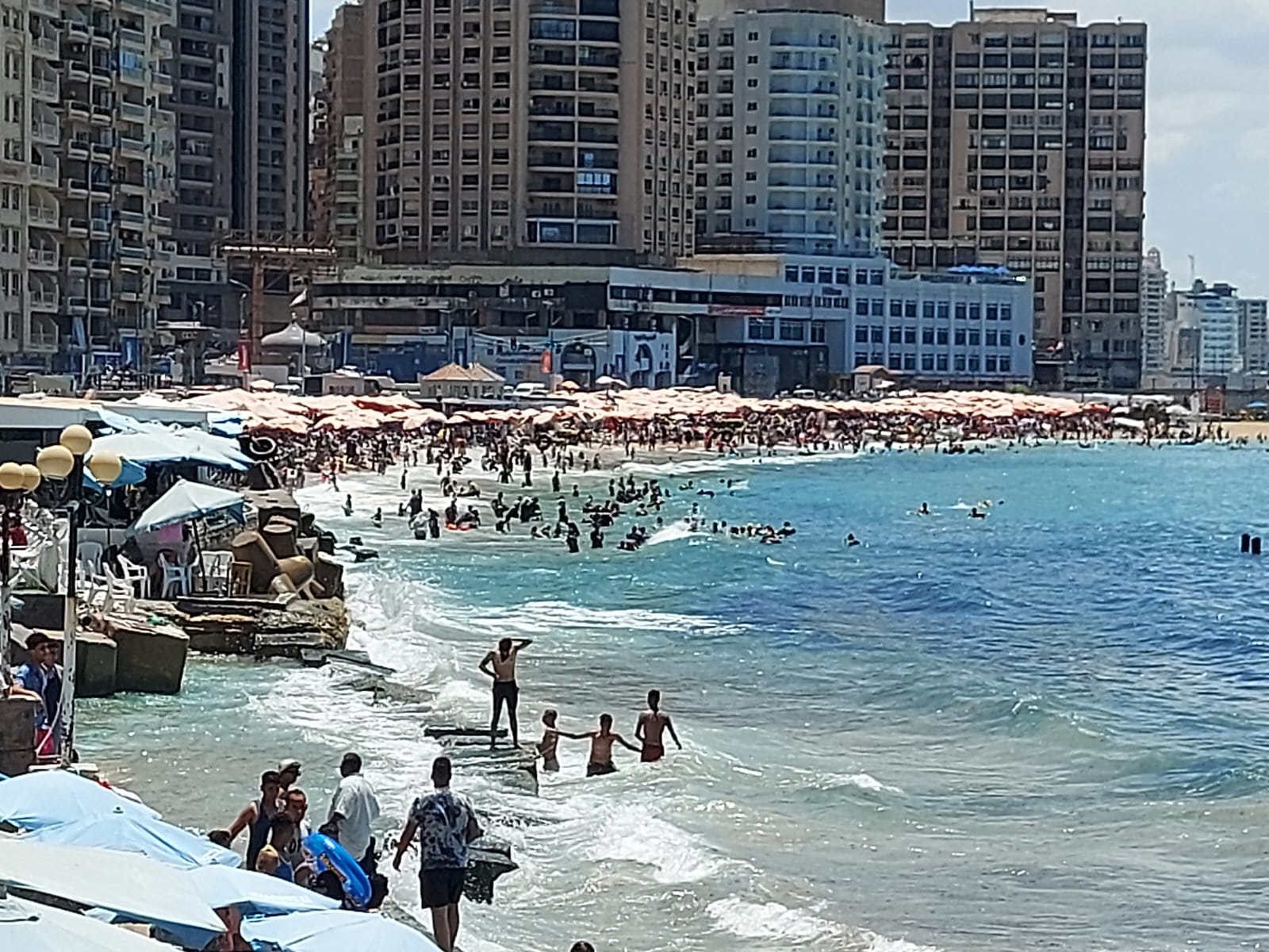 انتهاء النوة الصيفية على شواطئ الإسكندرية (1)