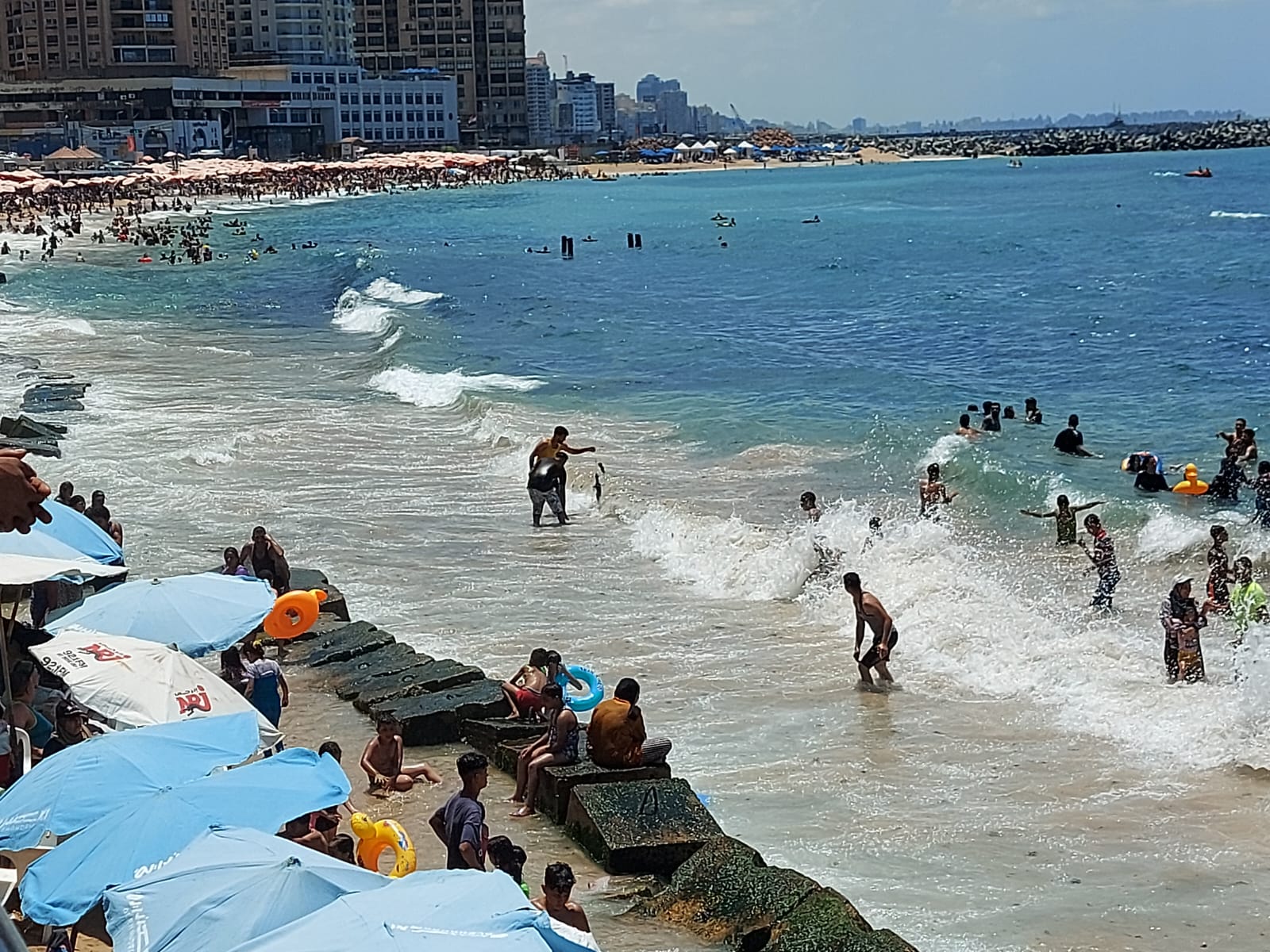 انتهاء النوة الصيفية على شواطئ الإسكندرية (5)