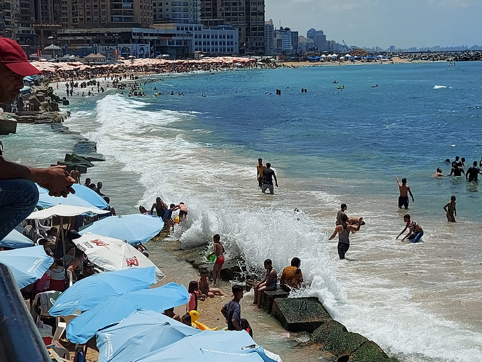 انتهاء النوة الصيفية على شواطئ الإسكندرية (7)