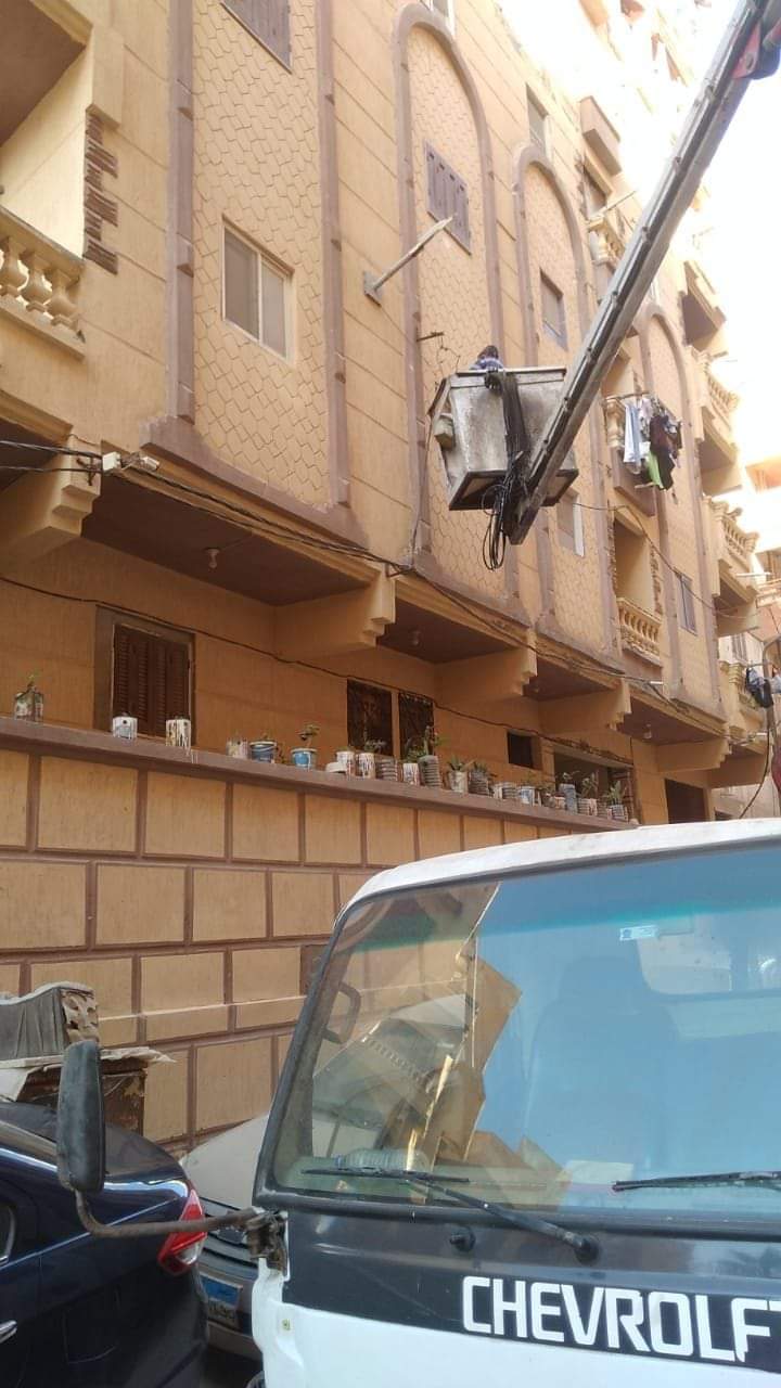 رفع كفاءة أعمدة الكهرباء بشوارع حى العجمى بالإسكندرية (1)