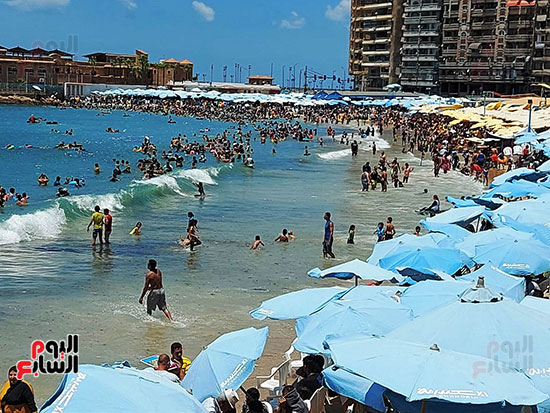 الإسكندرية-تستقبل-آلاف-المصطافين-يوميا-لقضاء-أجازة-المصيف-(10)
