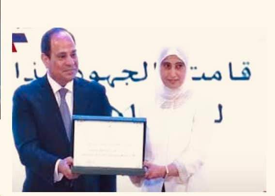 الرئيس عبد الفتاح السيسى يكرم الدكتورة نهال الشقنقيري الأستاذ بقسم طب وجراحة العين بكلية الطب